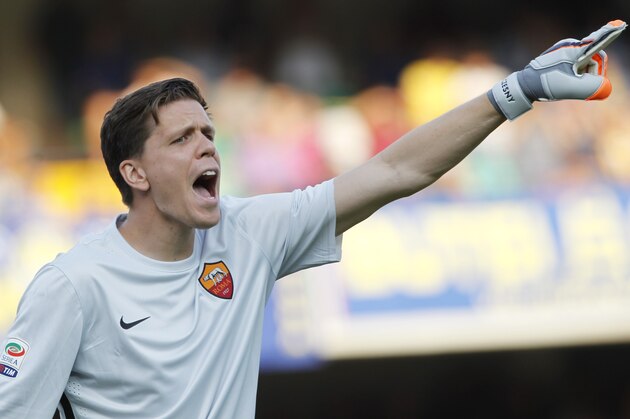 Roma goalkeeper Wojciech Szczesny shouts indications to his teammates during a Serie A soccer match against Hellas Verona at the Bentegodi stadium in Verona, Italy, Saturday, Aug. 22, 2015. (AP Photo/Felice Calabro')