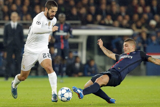 Real Madrid's Isco, right, challenges for the ball with PSG's Marco Verratti during the Champions League group A soccer match between Paris St Germain and Real Madrid at the Parc des Princes stadium in Paris, Wednesday, Oct. 21, 2015. (AP Photo/Michel Euler)