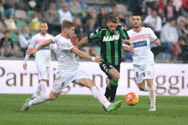 REGGIO NELL'EMILIA, ITALY - NOVEMBER 08:  Domenico Berardi (C) of Sassuolo Calcio competes with Riccardo Gagliolo (L) and Raffaele Bianco (R) of Carpi FC  during the Serie A match between US Sassuolo Calcio and Carpi FC at Mapei Stadium - Città del Tricolore on November 8, 2015 in Reggio nell'Emilia, Italy.  (Photo by Dino Panato/Getty Images)