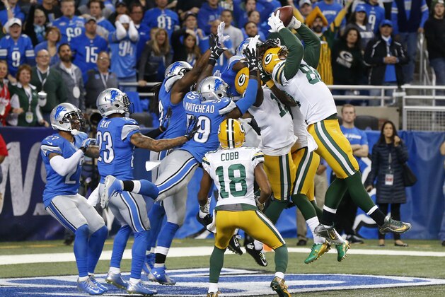Green Bay Packers tight end Richard Rodgers (82) catches a 61-yard Hail Mary throw with no time remaining to beat the Lions 27-23 in an NFL football game, Thursday, Dec. 3, 2015, in Detroit. (AP Photo/Paul Sancya)
