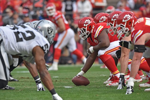KANSAS CITY, MO - DECEMBER 14:  Center Rodney Hudson #61 of the Kansas City Chiefs gets set to snap the ball against the Oakland Raiders during the first half on December 14, 2014 at Arrowhead Stadium in Kansas City, Missouri.  (Photo by Peter G. Aiken/Getty Images)