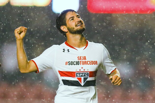 SAO PAULO, BRAZIL - MAY 10: Alexandre Pato #11 of Sao Paulo celebrates their second goal during the match between Sao Paulo and Flamengo for the Brazilian Series A 2015 at Morumbi stadium on May 10, 2015 in Sao Paulo, Brazil. (Photo by Alexandre Schneider/Getty Images)