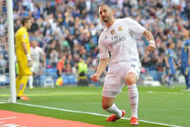 MADRID, SPAIN - DECEMBER 05:  Karim Benzema of Real Madrid celebrates after scoring his team's opening goal during the La Liga match between Real Madrid CF and Getafe CF at Estadio Santiago Bernabeu on December 5, 2015 in Madrid, Spain.  (Photo by Denis Doyle/Getty Images)