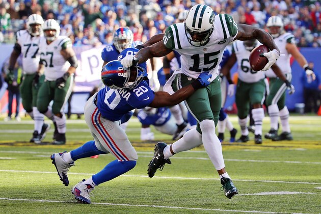 EAST RUTHERFORD, NJ - DECEMBER 06:  Brandon Marshall #15 of the New York Jets runs with the ball against Prince Amukamara #20 of the New York Giants at MetLife Stadium on December 6, 2015 in East Rutherford, New Jersey.  (Photo by Al Bello/Getty Images)