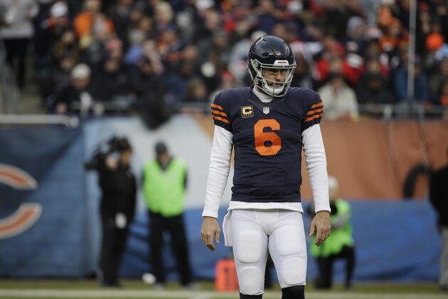 Chicago Bears quarterback Jay Cutler (6) looks to the sideline between plays against the San Francisco 49ers during the second half of an NFL football game, Sunday, Dec. 6, 2015, in Chicago. (AP Photo/Nam Y. Huh)