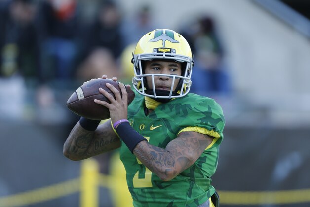 Oregon quarterback Vernon Adams, Jr., goes through warmups  before of an NCAA college football game, in Eugene Ore., on Friday, Nov. 27, 2015.  (AP Photo/Timothy J. Gonzalez)