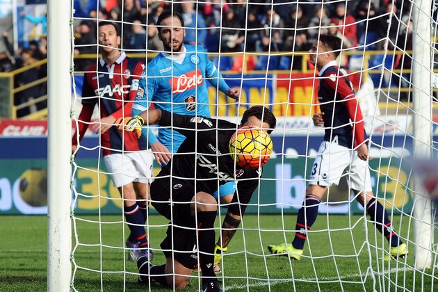 BOLOGNA, ITALY - DECEMBER 06:  Gonzalo Higuain # 9 of SSC Napoli scores his team's first goal  during the Serie A match between Bologna FC and SSC Napoli at Stadio Renato Dall'Ara on December 6, 2015 in Bologna, Italy.  (Photo by Mario Carlini / Iguana Press/Getty Images)