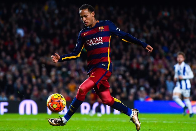 BARCELONA, SPAIN - NOVEMBER 28:  Neymar of FC Barcelona runs with the ball during the La Liga match between FC Barcelona and Real Sociedad de Futbol at Camp Nou on November 28, 2015 in Barcelona, Spain.  (Photo by David Ramos/Getty Images)