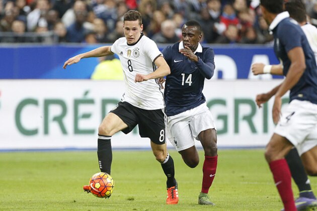PARIS, FRANCE - NOVEMBER 13: Julian Draxler of Germany and Blaise Matuidi of France in action during the international friendly match between France and Germany at Stade de France on November 13, 2015 in Saint-Denis near Paris, France. (Photo by Jean Catuffe/Getty Images)
