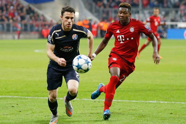 MUNICH, GERMANY - SEPTEMBER 29:  David Alaba (R) of Bayern Munchen challenges Angelo Henriquez of Dinamo Zagreb during the UEFA Champions League Group F match between FC Bayern Munchen and GNK Dinamo Zagreb at the Allianz Arena on September 29, 2015 in Munich, Germany.  (Photo by Boris Streubel/Getty Images)