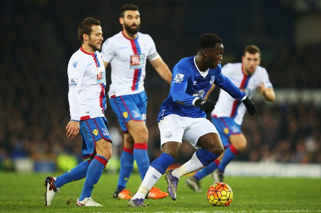 LIVERPOOL, ENGLAND - DECEMBER 07:  Romelu Lukaku of Everton goes past Yohan Cabaye of Crystal Palace during the Barclays Premier League match between Everton and Crystal Palace at Goodison Park on December 7, 2015 in Liverpool, England.  (Photo by Alex Livesey/Getty Images)