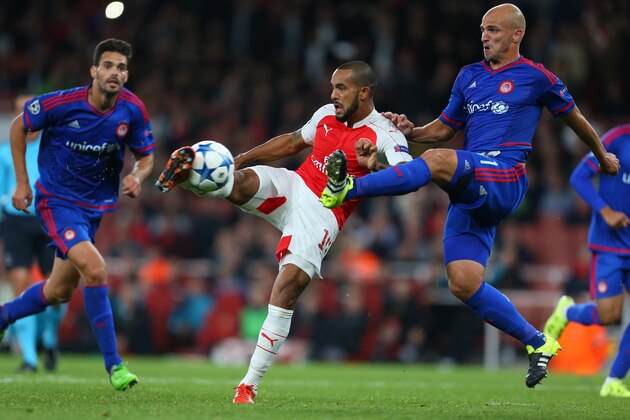 LONDON, ENGLAND - SEPTEMBER 29:  Theo Walcott of Arsenal and Esteban Cambiasso of Olympiacos during the UEFA Champions League match between Arsenal and Olympiacos at the Emirates Stadium on September 29, 2015 in London, United Kingdom.  (Photo by Catherine Ivill - AMA/Getty Images)