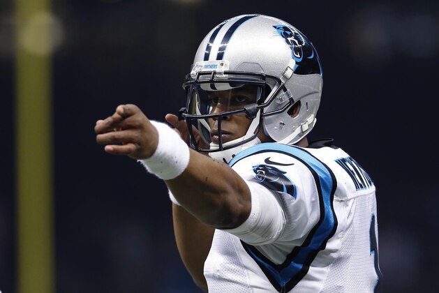 El quarterback Cam Newton (1) de los Panthers de Carolina durante el partido ante los Saints de Nueva Orleáns el domingo 6 de diciembre de 2015. (AP Foto/Jonathan Bachman)