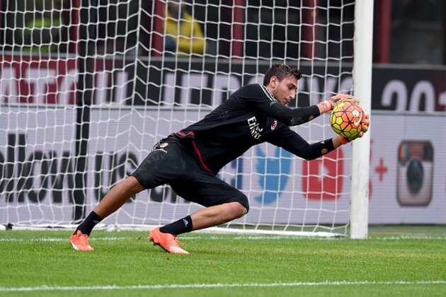 MILAN, ITALY - OCTOBER 25:  Gianluigi Donnarumma of AC Milan in action prior to the Serie A match between AC Milan and US Sassuolo Calcio at Stadio Giuseppe Meazza on October 25, 2015 in Milan, Italy.  (Photo by Claudio Villa/Getty Images)