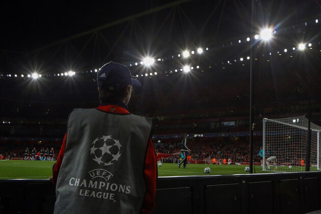 LONDON, ENGLAND - SEPTEMBER 29:  General view of a ball boy during the UEFA Champions League match between Arsenal and Olympiacos at the Emirates Stadium on September 29, 2015 in London, United Kingdom.  (Photo by Catherine Ivill - AMA/Getty Images)