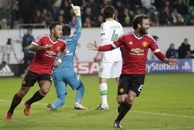 Manchester United's Juan Mata celebrates  as Wolfsburg's goalkeeper Diego Benaglio, second from left, protests after Mata scored a goal that was later disallowed during the Champions League group B soccer match between VfL Wolfsburg and Manchester United in Wolfsburg, Germany, Tuesday, Dec. 8, 2015. (AP Photo/Michael Sohn)