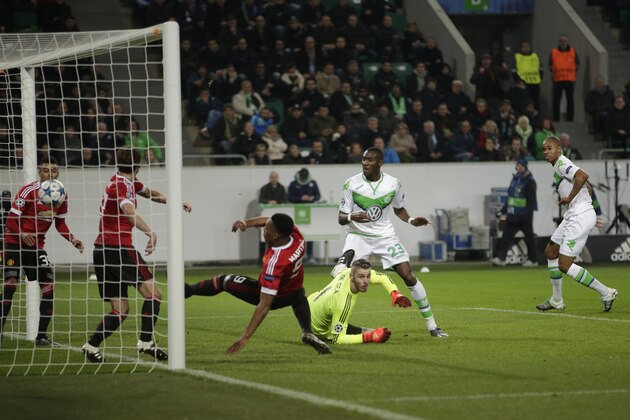 Wolfsburg's Naldo, right, scores his side's third goal during the Champions League group B soccer match between VfL Wolfsburg and Manchester United in Wolfsburg, Germany, Tuesday, Dec. 8, 2015. (AP Photo/Michael Sohn)
