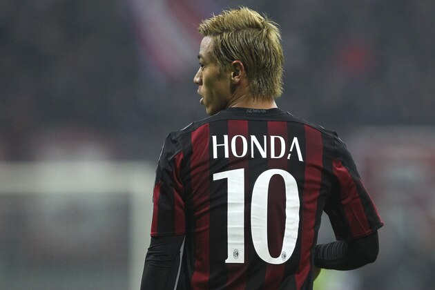 MILAN, ITALY - DECEMBER 01:  Keisuke Honda of AC Milan looks on during the TIM Cup match between AC Milan and FC Crotone at Stadio Giuseppe Meazza on December 1, 2015 in Milan, Italy.  (Photo by Marco Luzzani/Getty Images)
