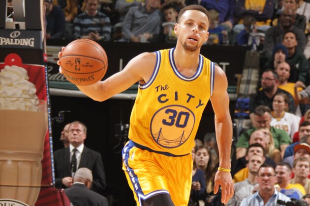 INDIANAPOLIS, IN - DECEMBER 8:  Stephen Curry #30 of the Golden State Warriors brings the ball up court against the Indiana Pacers on December 8, 2015 at Bankers Life Fieldhouse in Indianapolis, Indiana. NOTE TO USER: User expressly acknowledges and agrees that, by downloading and or using this Photograph, user is consenting to the terms and conditions of the Getty Images License Agreement. Mandatory Copyright Notice: Copyright 2015 NBAE (Photo by Ron Hoskins/NBAE via Getty Images)