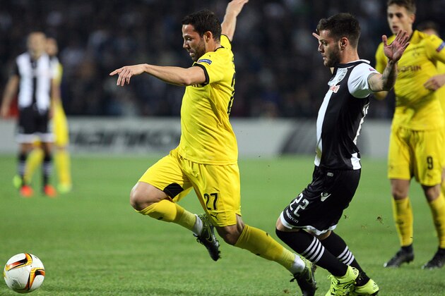 Dortmund's Gonzalo Castro (L) and Paok's Dimitris Konstantinidis vie for the ball during the UEFA Europa League group C football match between PAOK FC and Borussia Dortmund at the Stadio Toumba in Thessaloniki on October 1, 2015. AFP PHOTO / SAKIS MITROLIDIS        (Photo credit should read SAKIS MITROLIDIS/AFP/Getty Images)