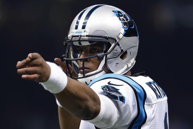 El quarterback Cam Newton (1) de los Panthers de Carolina durante el partido ante los Saints de Nueva Orleáns el domingo 6 de diciembre de 2015. (AP Foto/Jonathan Bachman)