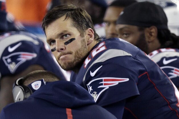 Tom Brady, quarterback de los Patriots de Nueva Inglaterra, observa desde un costado del campo durante el encuentro contra los Eagles de Filadelfia, el domingo 6 de diciembre de 2015 (AP Foto/Charles Krupa)