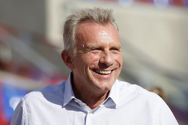 Hall of Fame quarterback Joe Montana smiles while watching players warm up at Levi's Stadium before an NFL football game between the San Francisco 49ers and the Chicago Bears in Santa Clara, Calif., Sunday, Sept. 14, 2014. (AP Photo/Tony Avelar)