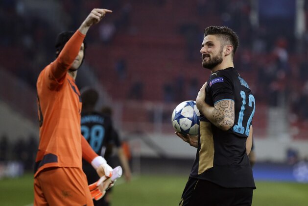 Arsenal's scorer Olivier Giroud, right, thanks his team's fans after the Champions League Group F soccer match between Olympiakos and Arsenal at Georgios Karaiskakis stadium in Piraeus port, near Athens, Wednesday, Dec. 9, 2015. Arsenal won 3-0. (AP Photo/Thanassis Stavrakis)