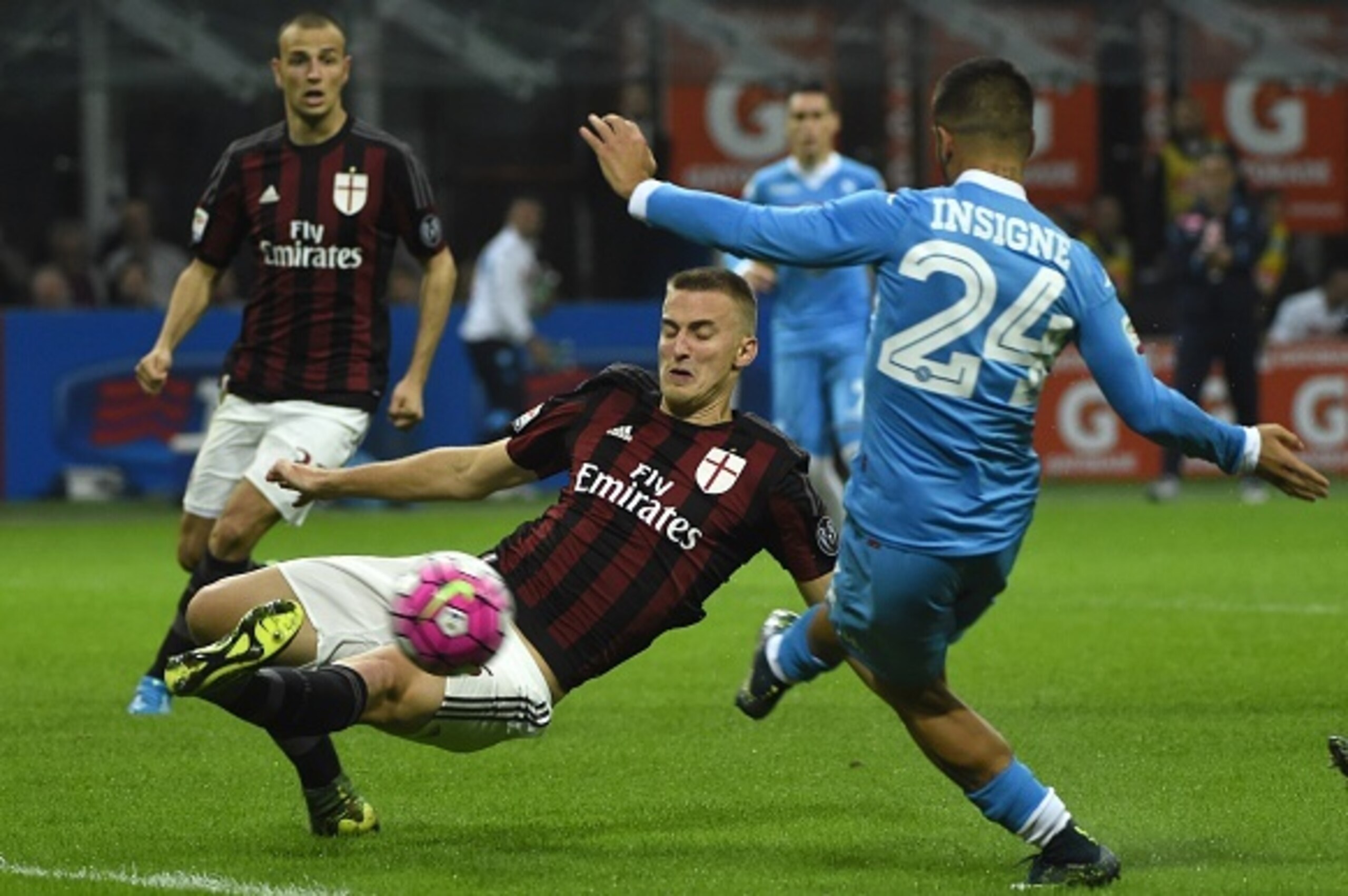 Napoli's Italian midfielder Lorenzo Insigne (R) scores in spite of AC Milan's defender from Brazil Rodrigo Ely during the Italian Serie A football match between AC Milan and Napoli at San Siro Stadium in Milan on October 4,  2015. AFP PHOTO / OLIVIER MORIN        (Photo credit should read OLIVIER MORIN/AFP/Getty Images)