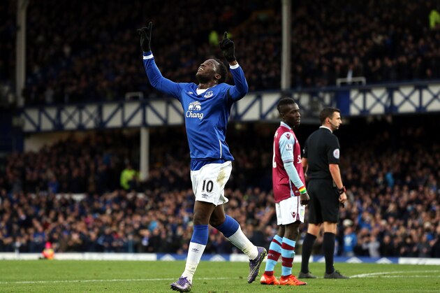 LIVERPOOL, ENGLAND - NOVEMBER 21:  Romelu Lukaku of Everton celebrates scoring his team's second goal during the Barclays Premier League match between Everton and Aston Villa at Goodison Park on November 21, 2015 in Liverpool, England.  (Photo by Nigel Roddis/Getty Images)