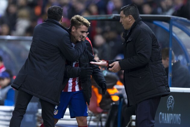 MADRID, SPAIN - NOVEMBER 25: Antoine Griezmann (2ndL) of Atletico de Madrid levaes the pitch clashing hands with assistant coach German Burgos (R) as his head coach Diego Pablo Simeone (L) embraces the palyer during the UEFA Champions League Group C match between Club Atletico de Madrid and Galatasaray AS at Estadio Vicente Calderon on November 25, 2015 in Madrid, Spain.  (Photo by Gonzalo Arroyo Moreno/Getty Images)