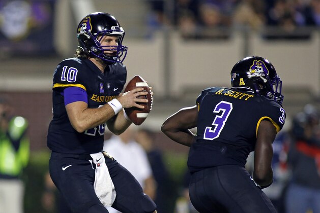 East Carolina's Blake Kemp (10) fakes the handoff to Anthony Scott (3) during the first half of an NCAA college football game against Temple in Greenville, N.C., Thursday, Oct. 22, 2015. (AP Photo/Karl B DeBlaker)