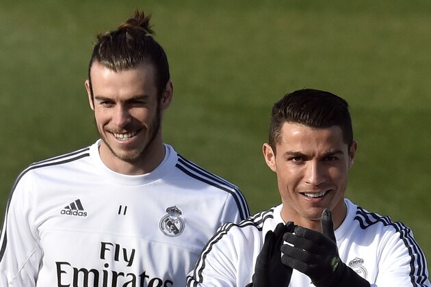 Real Madrid's Portuguese forward Cristiano Ronaldo (R) applauds next to Real Madrid's Welsh forward Gareth Bale during a training session at the Valdebebas training ground in Madrid on December 4, 2015.  / AFP / GERARD JULIEN        (Photo credit should read GERARD JULIEN/AFP/Getty Images)