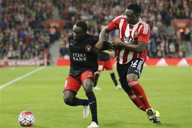 CAPTION CORRECTION, CORRECTS SPELLING OF SOUTHAMPTON - Midtjylland’s Pione Sisto, left, and Southampton’s Victor Wanyama challenge for the ball during the Europa League play-off first leg soccer match between Southampton and Midtjylland in Southampton, England, Thursday, Aug. 20, 2015 . (AP Photo/Frank Augstein)