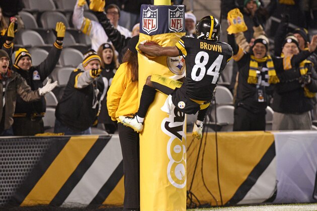 Antonio Brown, receptor de los Steelers de Pittsburgh, se estrella intencionalmente con el poste del gol de campo, luego de anotar frente a los Colts de Indianápolis, el domingo 6 de diciembre de 2015  (AP Foto/Don Wright)