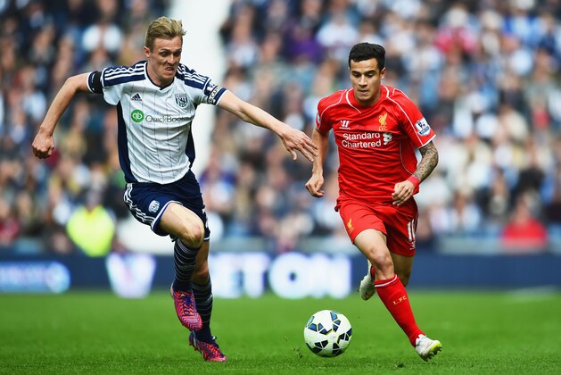WEST BROMWICH, ENGLAND - APRIL 25: Darren Fletcher of West Brom closes down Philippe Coutinho of Liverpool during the Barclays Premier League match between West Bromwich Albion and Liverpool at The Hawthorns on April 25, 2015 in West Bromwich, England.  (Photo by Laurence Griffiths/Getty Images)