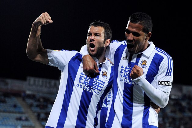 GETAFE, SPAIN - DECEMBER 11:  Imanol Agirretxe of Real Sociedad celebrates with Jonathas after scoring his team's opening goal during the La Liga match between Getafe CF and Real Sociedad de Futbol at Coliseum Alfonso Perez stadium on December 11, 2015 in Getafe, Spain.  (Photo by Denis Doyle/Getty Images)