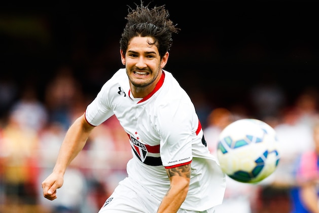 SAO PAULO, BRAZIL - OCTOBER 31: Alexandre Pato of Sao Paulo in action during the match between Sao Paulo and Sport Recife for the Brazilian Series A 2015 at Morumbi stadium on October 31, 2015 in Sao Paulo, Brazil. (Photo by Alexandre Schneider/Getty Images)