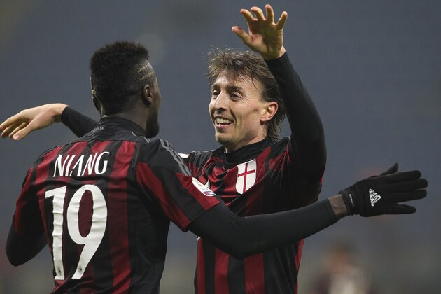 MILAN, ITALY - DECEMBER 01:  Mbaye Niang (L) of AC Milan celebrates his goal with his team-mate Riccardo Montolivo (R)during the TIM Cup match between AC Milan and FC Crotone at Stadio Giuseppe Meazza on December 1, 2015 in Milan, Italy.  (Photo by Marco Luzzani/Getty Images)