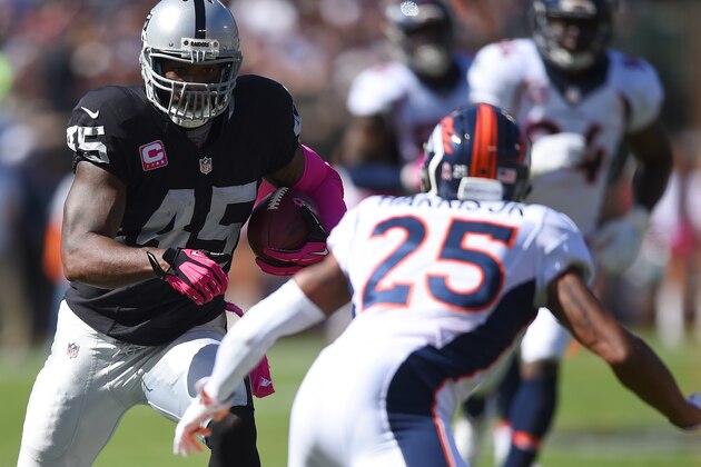 OAKLAND, CA - OCTOBER 11:  Marcel Reece #45 of the Oakland Raiders rushes with the ball against the Denver Broncos during the first quarter at the O.co Coliseum on October 11, 2015 in Oakland, California.  (Photo by Thearon W. Henderson/Getty Images)