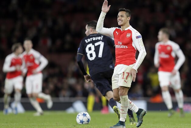 Arsenal's Alexis Sanchez celebrates his team's victory at the end of the Champions League Group F soccer match between Arsenal and Dinamo Zagreb, at The Emirates Stadium in London, Britain, Tuesday, Nov. 24, 2015. (AP Photo/Tim Ireland)