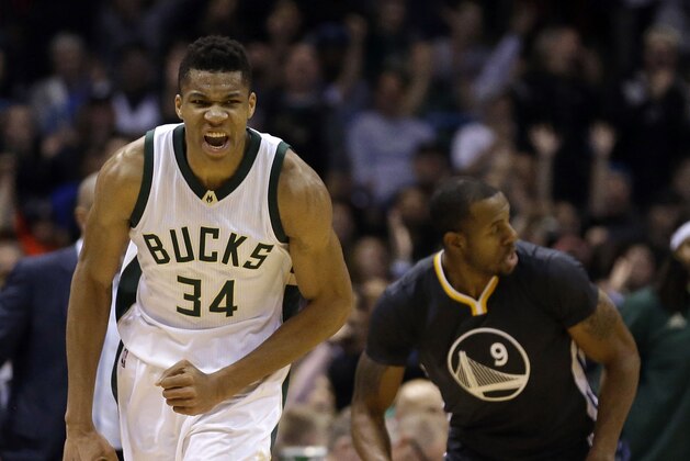 Giannis Antetokounmpo (34), de los Bucks de Milwaukee, festeja luego de encestar en la primera mitad del partido ante los Warriors de Golden State, el sábado 12 de diciembre de 2015, en Milwaukee. (AP Photo/Aaron Gash) Giannis Antetokounmpo (34), de los Bucks de Milwaukee, festeja luego de encestar en la primera mitad del partido ante los Warriors de Golden State, el sábado 12 de diciembre de 2015, en Milwaukee. (AP Photo/Aaron Gash)
