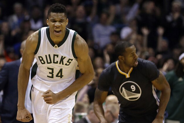 Giannis Antetokounmpo (34), de los Bucks de Milwaukee, festeja luego de encestar en la primera mitad del partido ante los Warriors de Golden State, el sábado 12 de diciembre de 2015, en Milwaukee. (AP Photo/Aaron Gash)