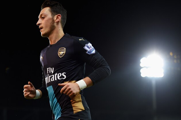 NORWICH, ENGLAND - NOVEMBER 29:  Mesut Ozil of Arsenal looks on during the Barclays Premier League match between Norwich City and Arsenal at Carrow Road on November 29, 2015 in Norwich, England.  (Photo by Michael Regan/Getty Images)