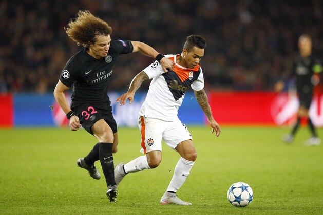 PSG's Brazilian defender David Luiz, left, and Shakhtar's Alex Teixeira fight for the ball during the Champions League Group A soccer match between PSG and FC Shakhtar Donetsk at the Parc des Princes stadium in Paris, Tuesday, Dec. 8, 2015. (AP Photo/Francois Mori)