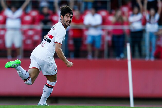 SAO PAULO, BRAZIL - JULY 26: Alexandre Pato of Sao Paulo celebrates their first goal during the match between Sao Paulo and Cruzeiro for the Brazilian Series A 2015 at Morumbi stadium on July 26, 2015 in Sao Paulo, Brazil. (Photo by Alexandre Schneider/Getty Images)