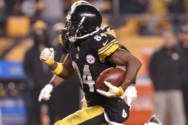 Pittsburgh Steelers wide receiver Antonio Brown (84) returns a punt for a touchdown against the Indianapolis Colts in the second half of an NFL football game, Sunday, Dec. 6, 2015, in Pittsburgh. (AP Photo/Don Wright)