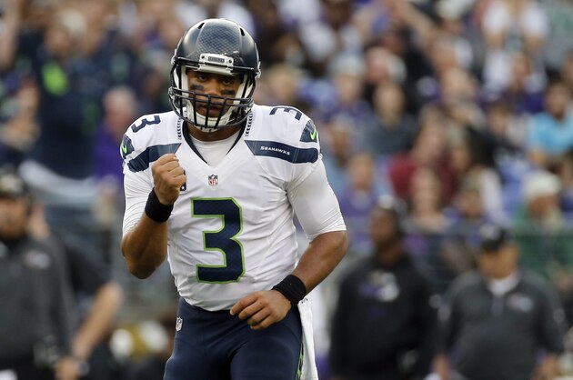 El quarterback Russell Wilson (3) de los Seahawks de Seattle tras lanzar un pase de touchdown ante los Ravensde Baltimore el domingo 13 de diciembre de 2015. (AP Foto/Patrick Semansky)