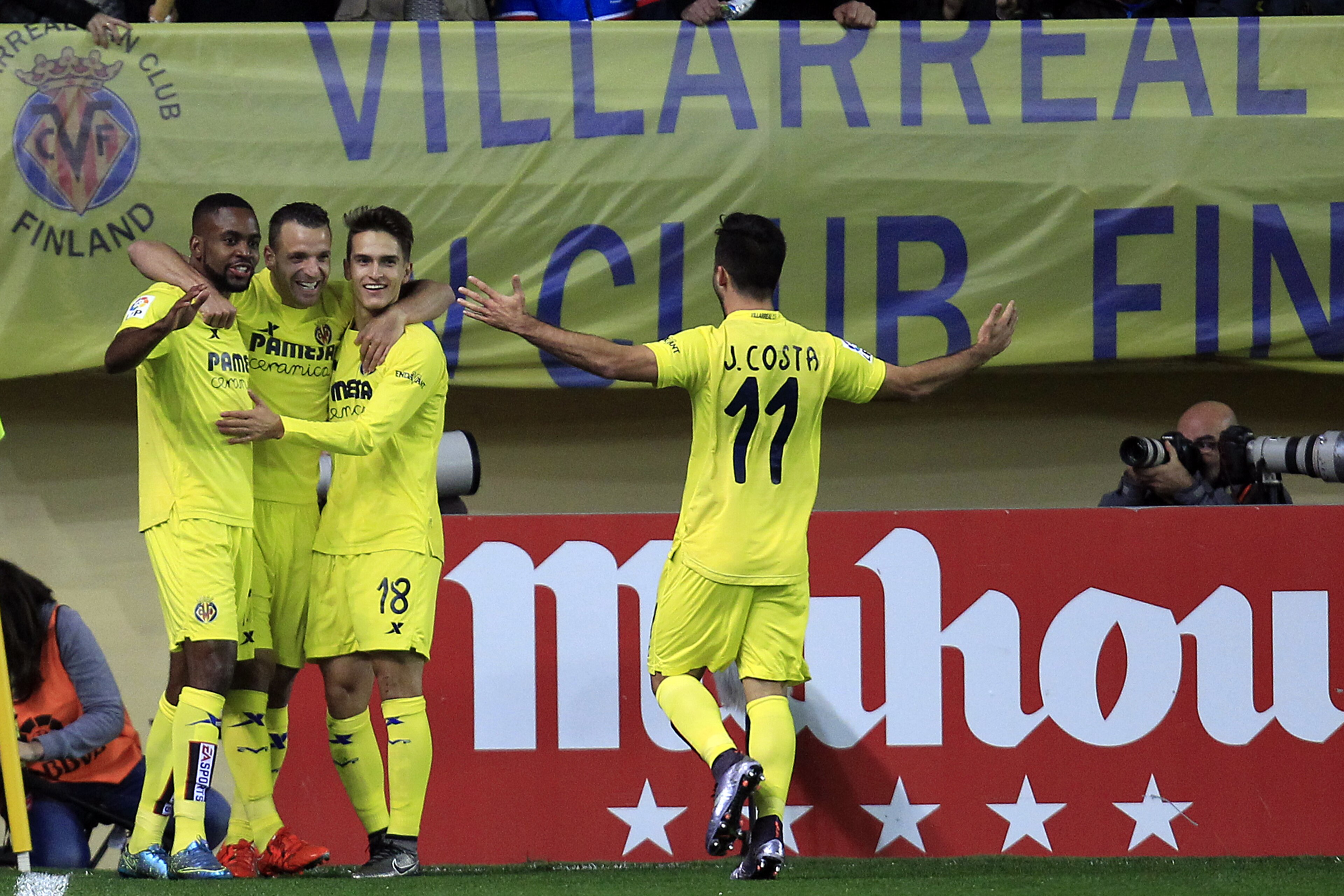 Villarreal's Roberto Soldado, second left, celebrates after scoring against Real Madrid during a Spanish La Liga soccer match at the Madrigal stadium in Villarreal, Spain, Sunday, Dec. 13, 2015. (AP Photo/Alberto Saiz)