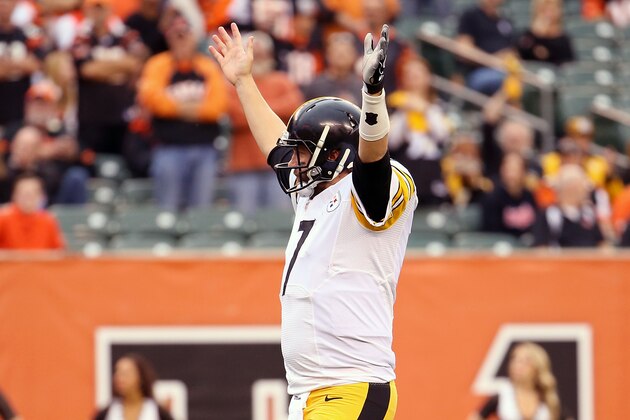 CINCINNATI, OH - DECEMBER 13:  Ben Roethlisberger #7 of the Pittsburgh Steelers celebrates after DeAngelo Williams #34 of the Pittsburgh Steelers scores a touchdown during the fourth quarter of the game against the Cincinnati Bengals at Paul Brown Stadium on December 13, 2015 in Cincinnati, Ohio. Pittsburgh defeated Cincinnati 33-20. (Photo by Andy Lyons/Getty Images)